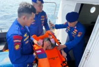 Personel Ditpolairud Polda Metro Jaya mengevakuasi seorang lansia sakit dari Pulau Payung menuju Puskesmas Pulau Tidung menggunakan kapal patroli di wilayah Kepulauan Seribu. (Posnews/Ist)
