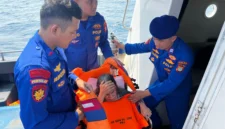 Personel Ditpolairud Polda Metro Jaya mengevakuasi seorang lansia sakit dari Pulau Payung menuju Puskesmas Pulau Tidung menggunakan kapal patroli di wilayah Kepulauan Seribu. (Posnews/Ist)
