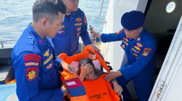 Personel Ditpolairud Polda Metro Jaya mengevakuasi seorang lansia sakit dari Pulau Payung menuju Puskesmas Pulau Tidung menggunakan kapal patroli di wilayah Kepulauan Seribu. (Posnews/Ist)
