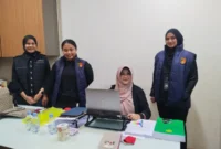 Dokter Tifa berada di lingkungan Polda Metro Jaya setelah ditangkap penyidik dan dibawa dari apartemennya pada Jumat pagi. (Posnews/Ist)