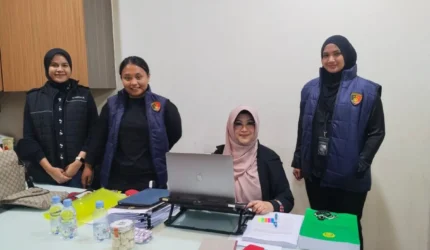 Dokter Tifa berada di lingkungan Polda Metro Jaya setelah ditangkap penyidik dan dibawa dari apartemennya pada Jumat pagi.