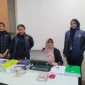 Dokter Tifa berada di lingkungan Polda Metro Jaya setelah ditangkap penyidik dan dibawa dari apartemennya pada Jumat pagi. (Posnews/Ist)