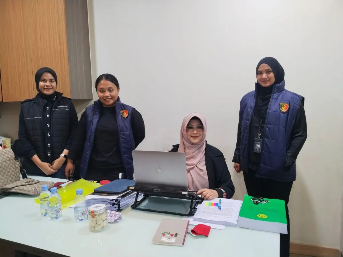 Dokter Tifa berada di lingkungan Polda Metro Jaya setelah ditangkap penyidik dan dibawa dari apartemennya pada Jumat pagi. (Posnews/Ist)