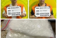 Dua tersangka kasus penyelundupan 815 gram sabu diamankan Satres Narkoba Polresta Deli Serdang di Bandara Kualanamu. (Posnews/Ist)
