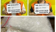 Dua tersangka kasus penyelundupan 815 gram sabu diamankan Satres Narkoba Polresta Deli Serdang di Bandara Kualanamu. (Posnews/Ist)
