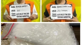Dua tersangka kasus penyelundupan 815 gram sabu diamankan Satres Narkoba Polresta Deli Serdang di Bandara Kualanamu. (Posnews/Ist)
