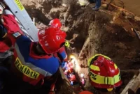 Evakuasi Menegangkan di Tebet, Bocah Selamat Setelah Tiga Jam Terjebak. (Posnews/Ist)
