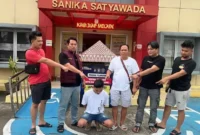 Polisi mengamankan pasangan kekasih yang diduga merencanakan dan melakukan pembunuhan terhadap pria yang hendak dijodohkan dengan salah satu pelaku di Banyuasin, Sumatera Selatan. (Posnews/Ist)