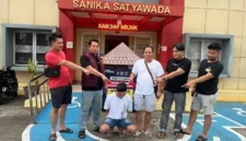 Polisi mengamankan pasangan kekasih yang diduga merencanakan dan melakukan pembunuhan terhadap pria yang hendak dijodohkan dengan salah satu pelaku di Banyuasin, Sumatera Selatan. (Posnews/Ist)