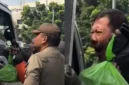 Pengemudi ojek online memohon kepada petugas saat motornya diangkut dalam operasi penertiban parkir liar di Jatinegara Timur, Jakarta Timur. (Posnews/Instagram)