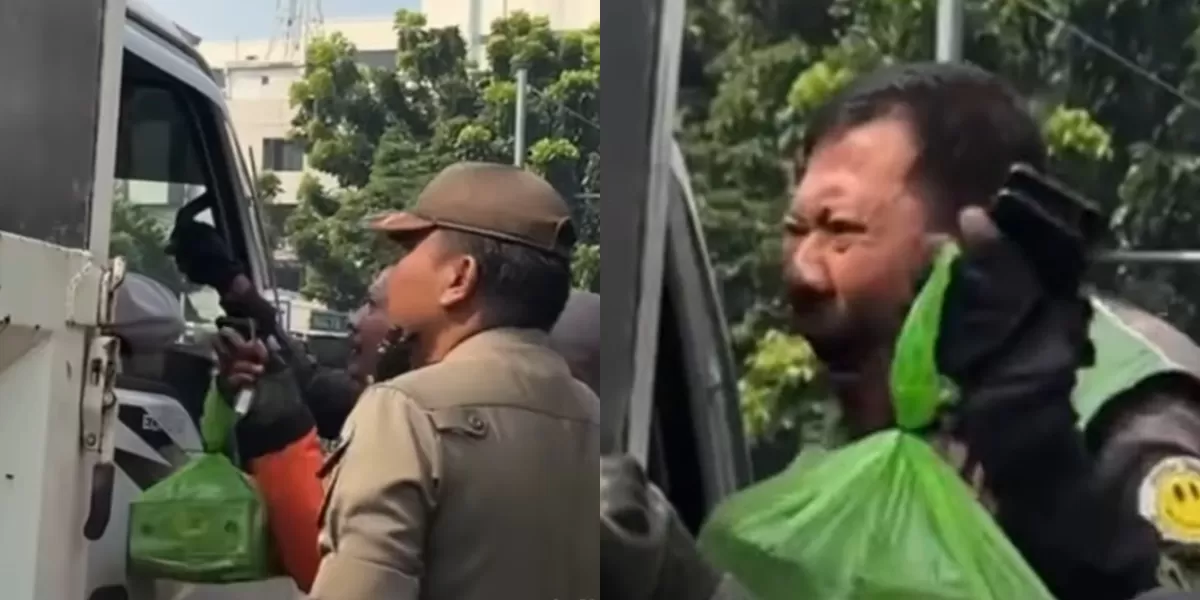 Pengemudi ojek online memohon kepada petugas saat motornya diangkut dalam operasi penertiban parkir liar di Jatinegara Timur, Jakarta Timur. (Posnews/Instagram)