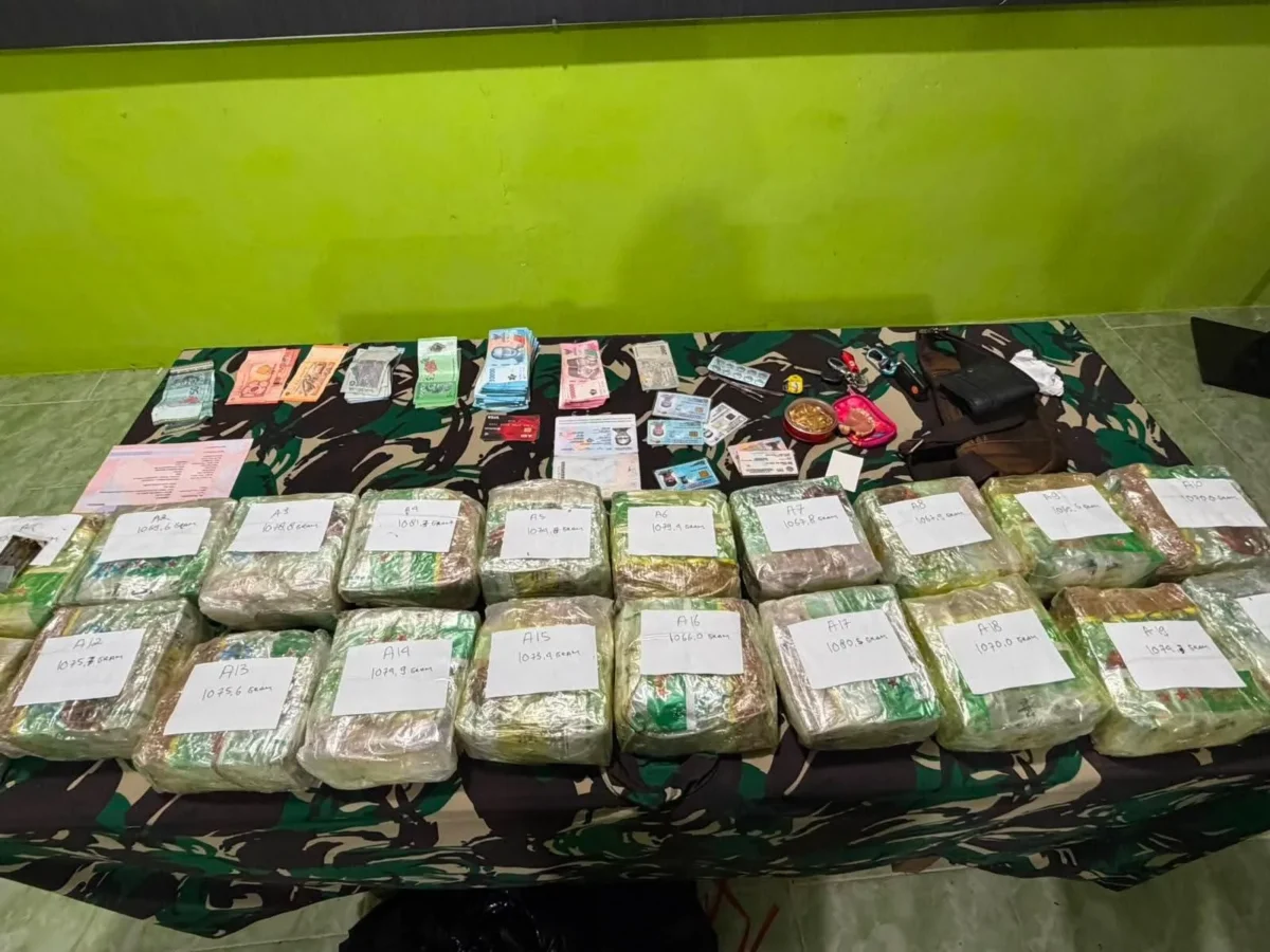 Prajurit Satgas Pamtas RI-Malaysia menunjukkan barang bukti 20 paket sabu seberat 21,4 kilogram yang berhasil disita di kawasan PLBN Entikong, Kabupaten Sanggau, Kalimantan Barat. (Posnews/Ist)