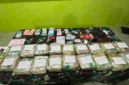 Prajurit Satgas Pamtas RI-Malaysia menunjukkan barang bukti 20 paket sabu seberat 21,4 kilogram yang berhasil disita di kawasan PLBN Entikong, Kabupaten Sanggau, Kalimantan Barat. (Posnews/Ist)