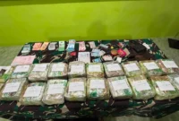 Prajurit Satgas Pamtas RI-Malaysia menunjukkan barang bukti 20 paket sabu seberat 21,4 kilogram yang berhasil disita di kawasan PLBN Entikong, Kabupaten Sanggau, Kalimantan Barat. (Posnews/Ist)
