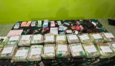 Prajurit Satgas Pamtas RI-Malaysia menunjukkan barang bukti 20 paket sabu seberat 21,4 kilogram yang berhasil disita di kawasan PLBN Entikong, Kabupaten Sanggau, Kalimantan Barat. (Posnews/Ist)