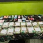 Prajurit Satgas Pamtas RI-Malaysia menunjukkan barang bukti 20 paket sabu seberat 21,4 kilogram yang berhasil disita di kawasan PLBN Entikong, Kabupaten Sanggau, Kalimantan Barat. (Posnews/Ist)