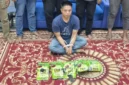 Petugas Dittipidnarkoba Bareskrim Polri menunjukkan barang bukti 5 kilogram sabu hasil pengungkapan jaringan narkoba Malaysia-Indonesia di Pekanbaru, Riau. (Posnews/Ist)