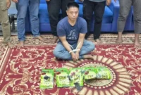 Petugas Dittipidnarkoba Bareskrim Polri menunjukkan barang bukti 5 kilogram sabu hasil pengungkapan jaringan narkoba Malaysia-Indonesia di Pekanbaru, Riau. (Posnews/Ist)
