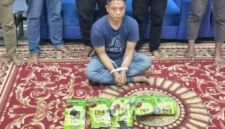 Petugas Dittipidnarkoba Bareskrim Polri menunjukkan barang bukti 5 kilogram sabu hasil pengungkapan jaringan narkoba Malaysia-Indonesia di Pekanbaru, Riau. (Posnews/Ist)