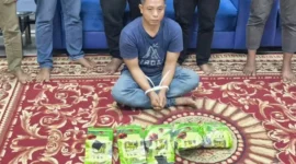 Petugas Dittipidnarkoba Bareskrim Polri menunjukkan barang bukti 5 kilogram sabu hasil pengungkapan jaringan narkoba Malaysia-Indonesia di Pekanbaru, Riau. (Posnews/Ist)