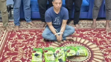 Petugas Dittipidnarkoba Bareskrim Polri menunjukkan barang bukti 5 kilogram sabu hasil pengungkapan jaringan narkoba Malaysia-Indonesia di Pekanbaru, Riau. (Posnews/Ist)