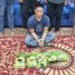 Petugas Dittipidnarkoba Bareskrim Polri menunjukkan barang bukti 5 kilogram sabu hasil pengungkapan jaringan narkoba Malaysia-Indonesia di Pekanbaru, Riau. (Posnews/Ist)