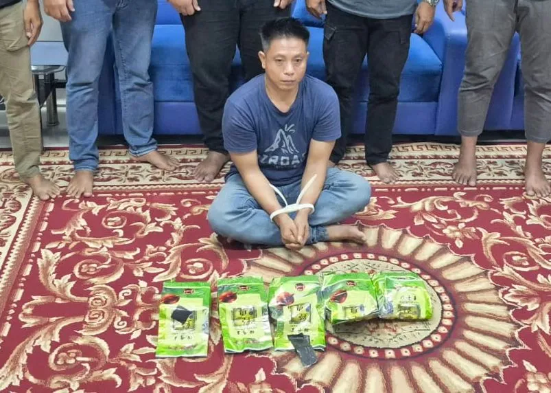 Petugas Dittipidnarkoba Bareskrim Polri menunjukkan barang bukti 5 kilogram sabu hasil pengungkapan jaringan narkoba Malaysia-Indonesia di Pekanbaru, Riau. (Posnews/Ist)