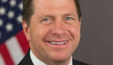 Langkah taktis di tengah kebuntuan politik. Presiden Donald Trump menominasikan Jay Clayton sebagai Direktur Intelijen Nasional guna meloloskan perpanjangan undang-undang pengawasan intelijen asing. Dok: Istimewa.