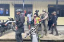 Personel Satgas Operasi Damai Cartenz 2026 mengamankan terduga anggota KKB berinisial YM yang ditangkap di kawasan Pasar Kago, Ilaga, Kabupaten Puncak, Papua Tengah. (Posnews/Ist)