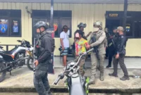 Personel Satgas Operasi Damai Cartenz 2026 mengamankan terduga anggota KKB berinisial YM yang ditangkap di kawasan Pasar Kago, Ilaga, Kabupaten Puncak, Papua Tengah. (Posnews/Ist)