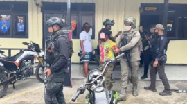 Personel Satgas Operasi Damai Cartenz 2026 mengamankan terduga anggota KKB berinisial YM yang ditangkap di kawasan Pasar Kago, Ilaga, Kabupaten Puncak, Papua Tengah. (Posnews/Ist)