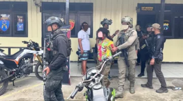 Personel Satgas Operasi Damai Cartenz 2026 mengamankan terduga anggota KKB berinisial YM yang ditangkap di kawasan Pasar Kago, Ilaga, Kabupaten Puncak, Papua Tengah. (Posnews/Ist)