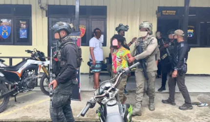 Personel Satgas Operasi Damai Cartenz 2026 mengamankan terduga anggota KKB berinisial YM yang ditangkap di kawasan Pasar Kago, Ilaga, Kabupaten Puncak, Papua Tengah.