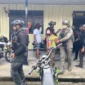 Personel Satgas Operasi Damai Cartenz 2026 mengamankan terduga anggota KKB berinisial YM yang ditangkap di kawasan Pasar Kago, Ilaga, Kabupaten Puncak, Papua Tengah. (Posnews/Ist)