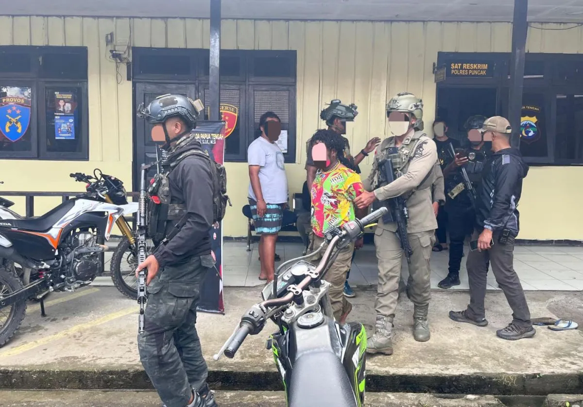 Personel Satgas Operasi Damai Cartenz 2026 mengamankan terduga anggota KKB berinisial YM yang ditangkap di kawasan Pasar Kago, Ilaga, Kabupaten Puncak, Papua Tengah. (Posnews/Ist)