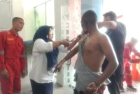 Petugas mengevakuasi korban dan memadamkan kebakaran setelah ledakan terjadi di ruang mesin KMP Aceh Hebat 2 yang sedang sandar di Pelabuhan Ulee Lheue, Banda Aceh, Jumat (12/6/2026). (Posnews/Tim SAR Banda Aceh)