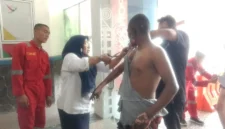 Petugas mengevakuasi korban dan memadamkan kebakaran setelah ledakan terjadi di ruang mesin KMP Aceh Hebat 2 yang sedang sandar di Pelabuhan Ulee Lheue, Banda Aceh, Jumat (12/6/2026). (Posnews/Tim SAR Banda Aceh)