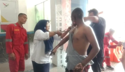 Petugas mengevakuasi korban dan memadamkan kebakaran setelah ledakan terjadi di ruang mesin KMP Aceh Hebat 2 yang sedang sandar di Pelabuhan Ulee Lheue, Banda Aceh, Jumat (12/6/2026).