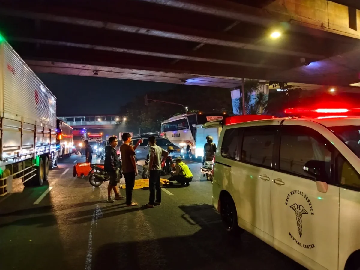Kecelakaan maut melibatkan truk kontainer dan sepeda motor di Jalan Daan Mogot, Cengkareng, Jakarta Barat, menewaskan seorang anak perempuan pada Jumat dini hari, 5 Juni 2026. (Posnews/MR)
