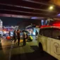 Kecelakaan maut melibatkan truk kontainer dan sepeda motor di Jalan Daan Mogot, Cengkareng, Jakarta Barat, menewaskan seorang anak perempuan pada Jumat dini hari, 5 Juni 2026. (Posnews/MR)
