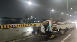 Kecelakaan Tunggal di Tol Cakung-Cilincing, Pengemudi dan Kenek Terluka. (Posnews/MR)