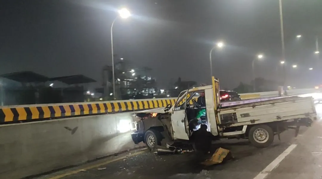 Kecelakaan Tunggal di Tol Cakung-Cilincing, Pengemudi dan Kenek Terluka. (Posnews/MR)