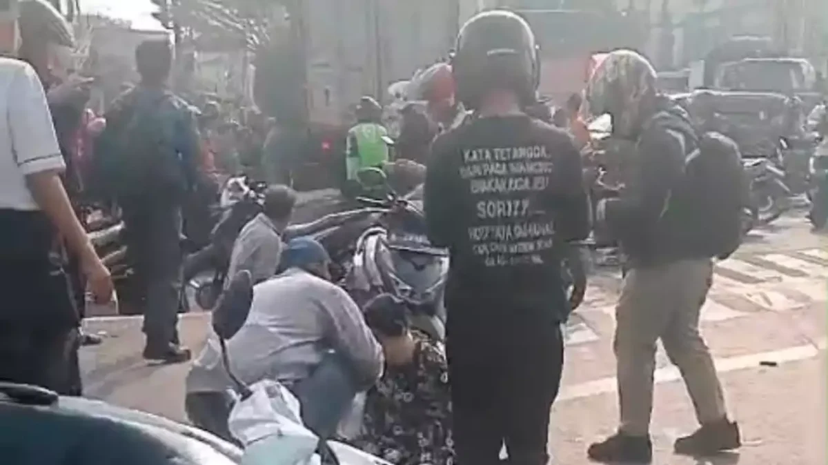 Kecelakaan Maut di Bekasi Timur, Truk Diduga Rem Blong Hantam Lima Sepeda Motor. (Posnews/Instagram)