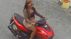 Pelaku wanita berinisial GF ditangkap Polsek Kalideres setelah diduga menjebak korban melalui modus perkenalan yang berujung perampasan motor dan telepon genggam di Jakarta Barat. (Posnews/Ist)
