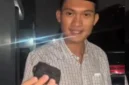 Mantan Ketua BEM UGM Tiyo Ardianto saat mengunggah temuan alat pelacak PBX Finder yang diduga terpasang di mobil pribadinya di media sosial. (Posnews/ist)