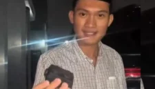 Mantan Ketua BEM UGM Tiyo Ardianto saat mengunggah temuan alat pelacak PBX Finder yang diduga terpasang di mobil pribadinya di media sosial. (Posnews/ist)