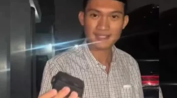 Mantan Ketua BEM UGM Tiyo Ardianto saat mengunggah temuan alat pelacak PBX Finder yang diduga terpasang di mobil pribadinya di media sosial. (Posnews/ist)