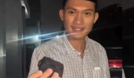 Mantan Ketua BEM UGM Tiyo Ardianto saat mengunggah temuan alat pelacak PBX Finder yang diduga terpasang di mobil pribadinya di media sosial.