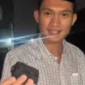 Mantan Ketua BEM UGM Tiyo Ardianto saat mengunggah temuan alat pelacak PBX Finder yang diduga terpasang di mobil pribadinya di media sosial. (Posnews/ist)