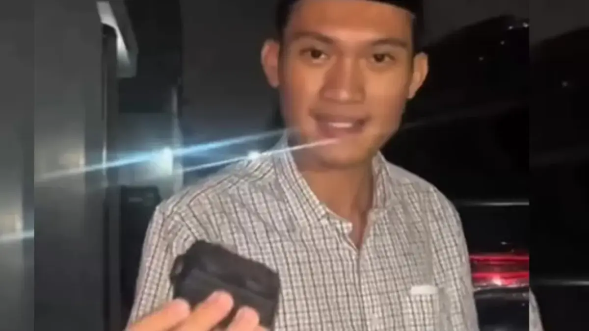 Mantan Ketua BEM UGM Tiyo Ardianto saat mengunggah temuan alat pelacak PBX Finder yang diduga terpasang di mobil pribadinya di media sosial. (Posnews/ist)
